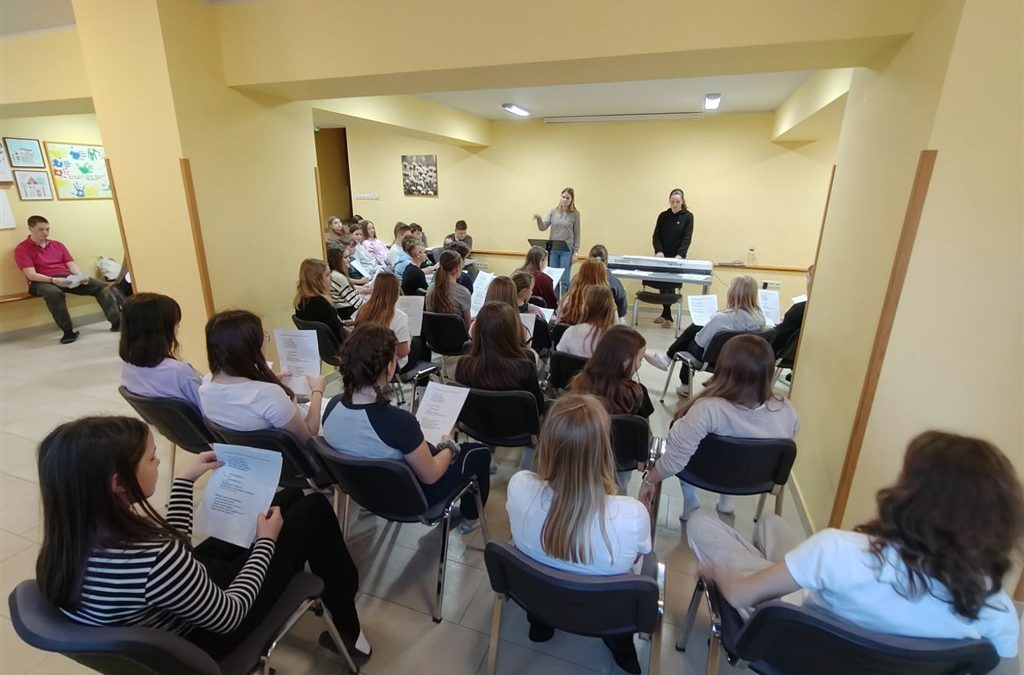 Mladinski pevski zbor na intenzivnih vajah