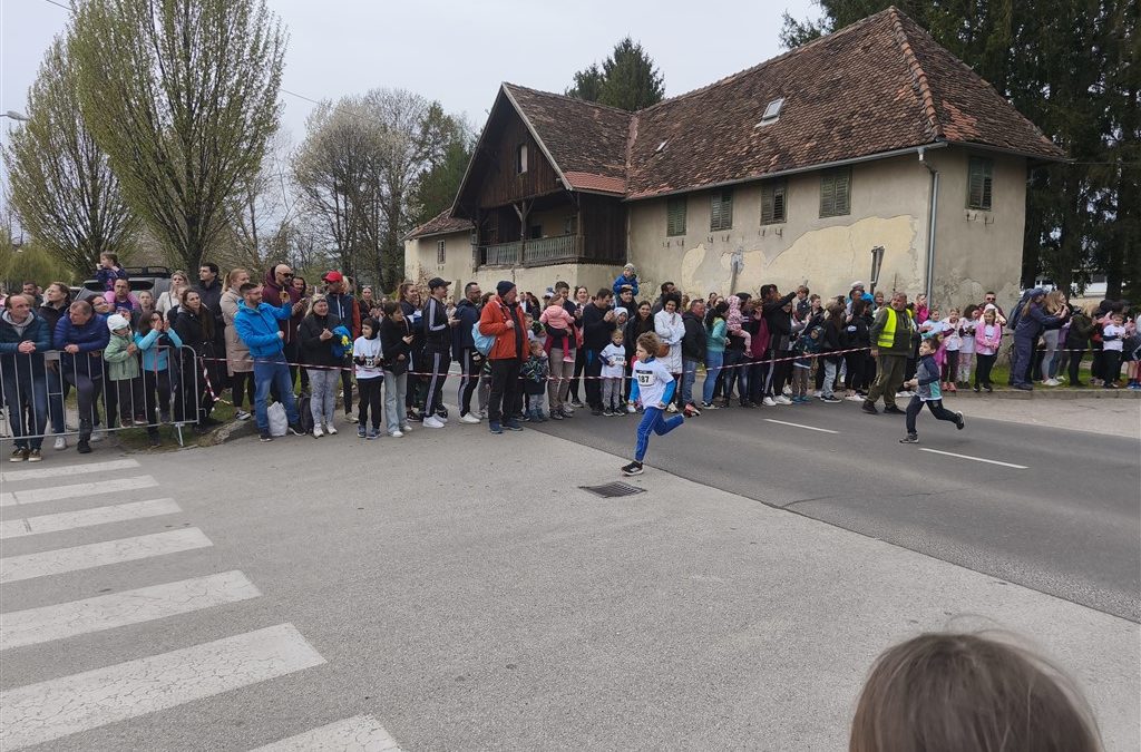 Več kot 200 učencev teklo na Bistriškem teku